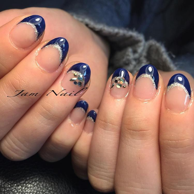 フレンチネイルにもアレンジを シルバーラインを入れたおしゃ見えネイルデザイン8選 ローリエプレス