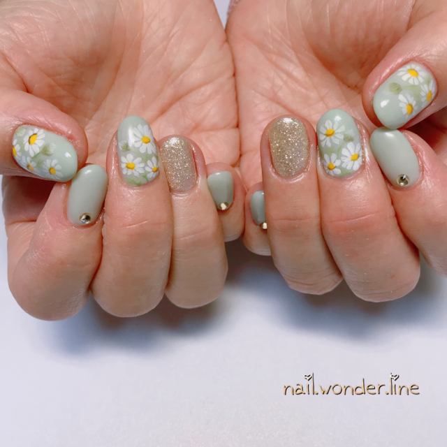 マーガレット デザインが可愛らしい フラワーネイル好きにぴったりのマーガレットネイル8選 ローリエプレス