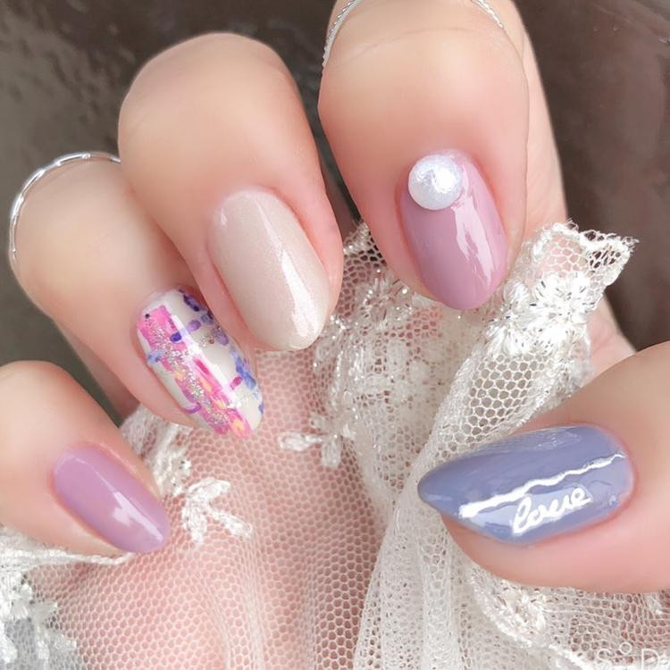 パールを使ったネイルを楽しむ パールパーツでつくる大人可愛いネイルデザイン8選 ローリエプレス