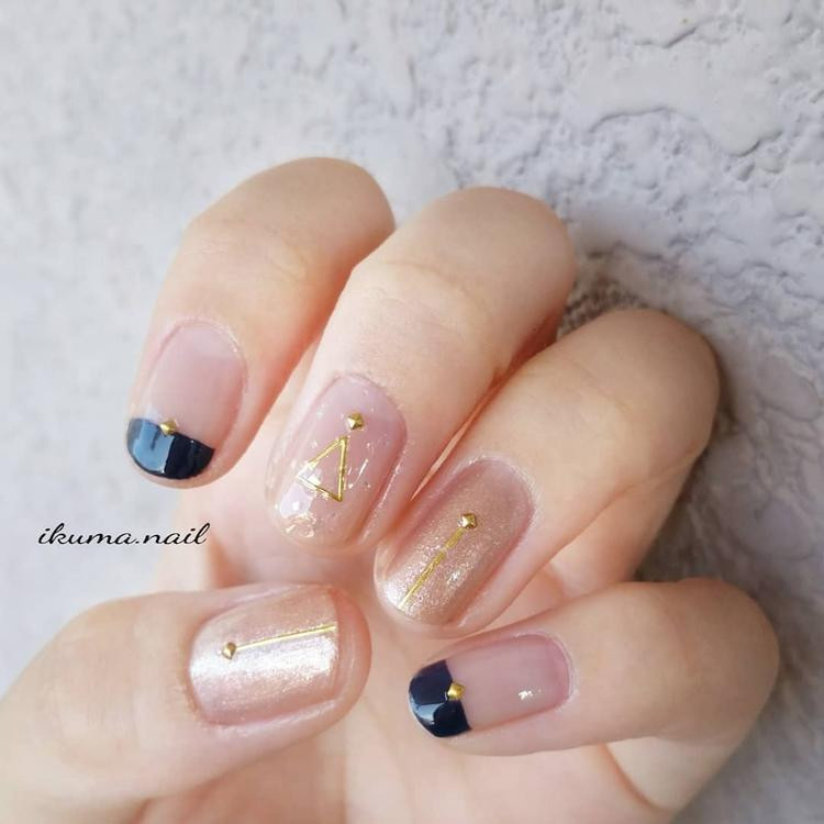 ベージュとネイビーは相性抜群 クラシカルな指先に仕上げる大人デザイン6選 ローリエプレス ベージュとネイビーは相性抜群 クラシカルな指先に仕上げる大人デザイン6選 ローリエプレス