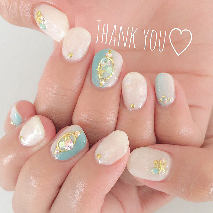 鮮やかカラーで指先彩る 指長効果も期待できる縦グラデーションネイル7選 ローリエプレス