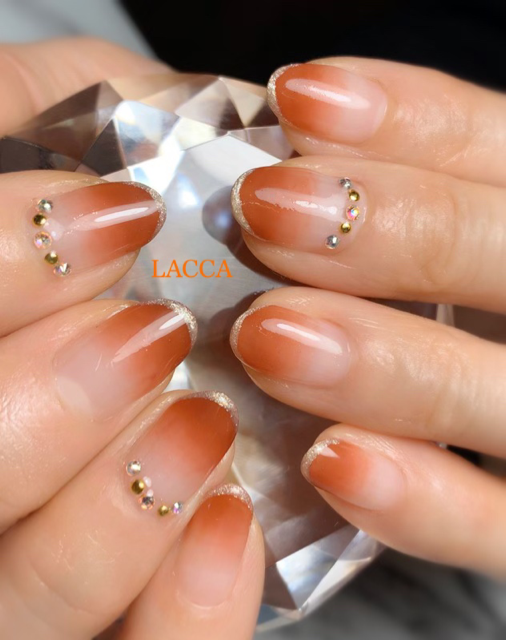 初夏ネイルにおすすめ ちゅるんとしたツヤ感のブラウン テラコッタカラーデザイン9選 ローリエプレス