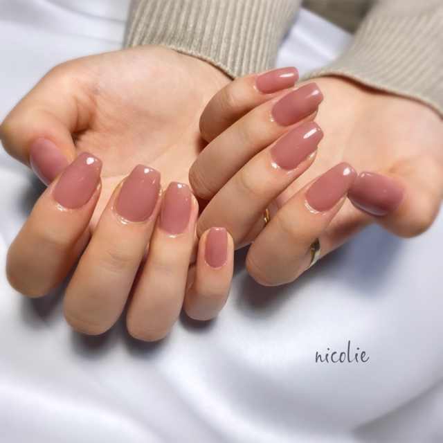 30代 40代向けネイル さりげなくポイントを入れて 上品デザインで指先を綺麗に ローリエプレス