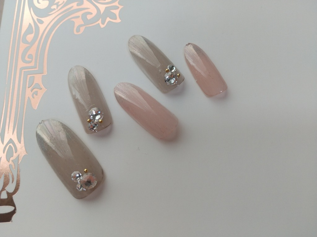 シンプルな ユニコーンネイル で夏を楽しむ 大人でも取り入れたい人気デザイン5選 ローリエプレス