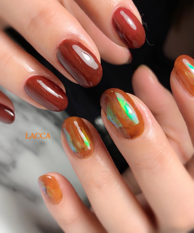 夏でもブラウンネイルを楽しみたい 濃いめカラーが上品な夏向けニュアンスデザイン7選 ローリエプレス 夏でもブラウンネイルを楽しみたい 濃いめカラーが上品な夏向けニュアンスデザイン7選 ローリエプレス