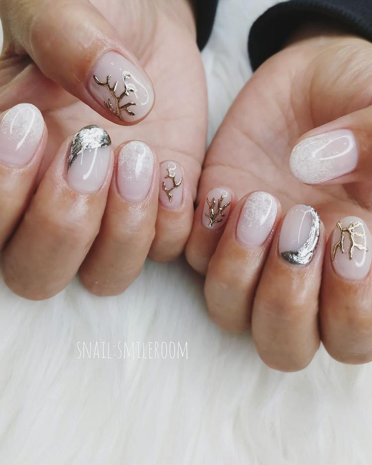 シルバー ゴールドネイルで指先から冬を感じる おすすめの冬ネイル5選 ローリエプレス