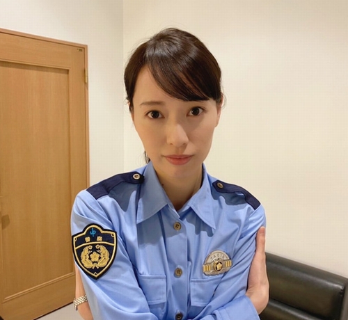 ハコヅメ 警官姿でジッと見つめる戸田恵梨香 21年8月11日 エキサイトニュース