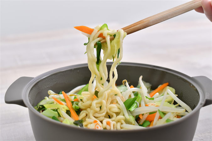 レンチンで即席麺】スリコの神商品「ザル付きビストロヌードル」で野菜