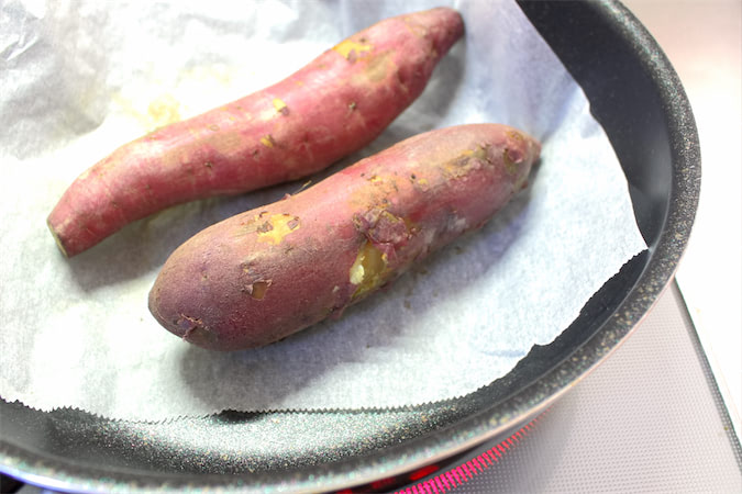 焼き芋の裏ワザ】何とフライパンで焼いてみた！焼く前に「塩水」に漬けおくと…数倍甘くなるって本当⁉【実証実験】 (2022年11月29日) -  エキサイトニュース