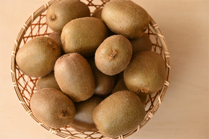 果物クイズ】甘くてジューシーなキウイは「濃い茶色」「毛が多い」「形