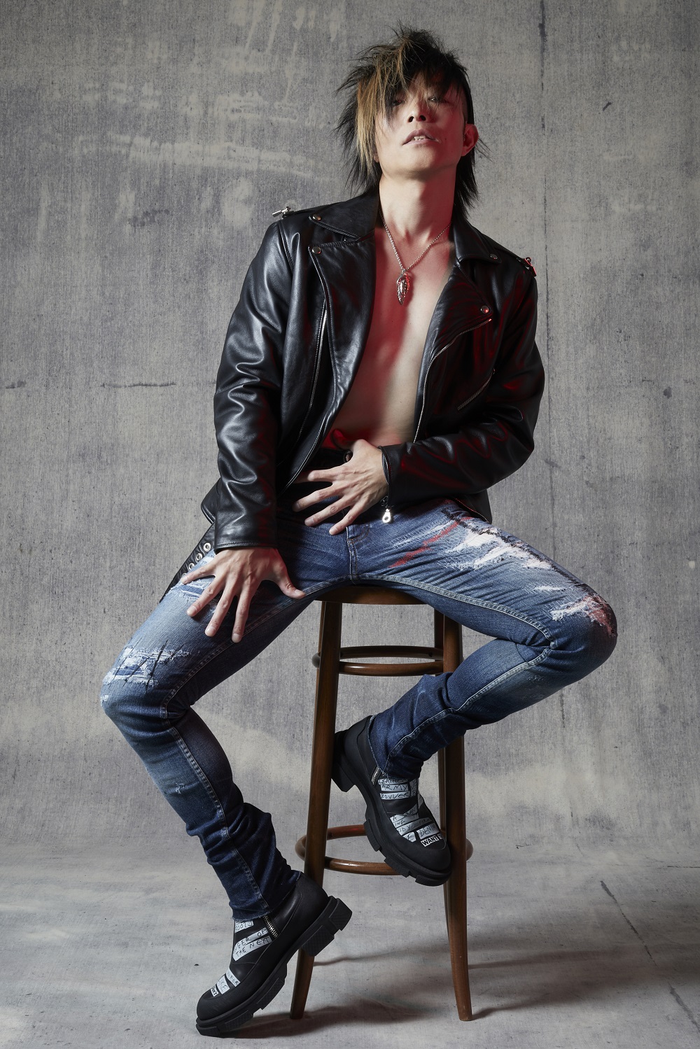 谷山紀章 44歳にして脱ぐ 別冊 Tvガイドvoice Stars レスリー キーさんとの初セッション先行カット公開 年8月6日 エキサイトニュース