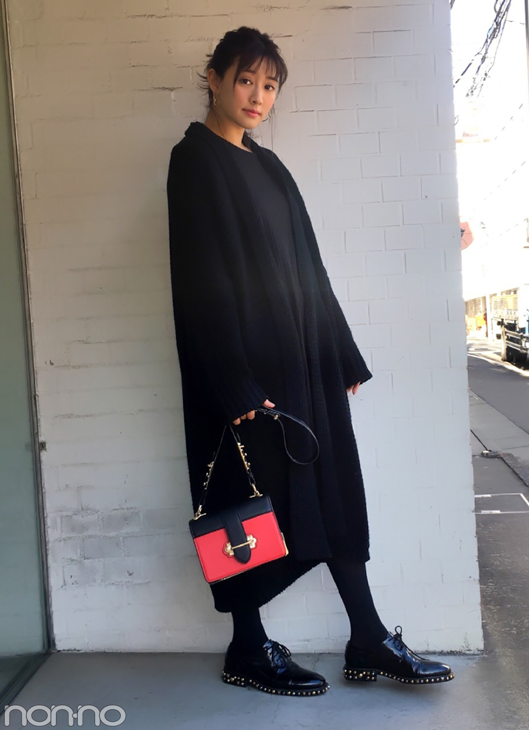 岡本杏理の冬の黒コーデ Rose Budの赤バッグがアクセント モデルの私服スナップ ローリエプレス