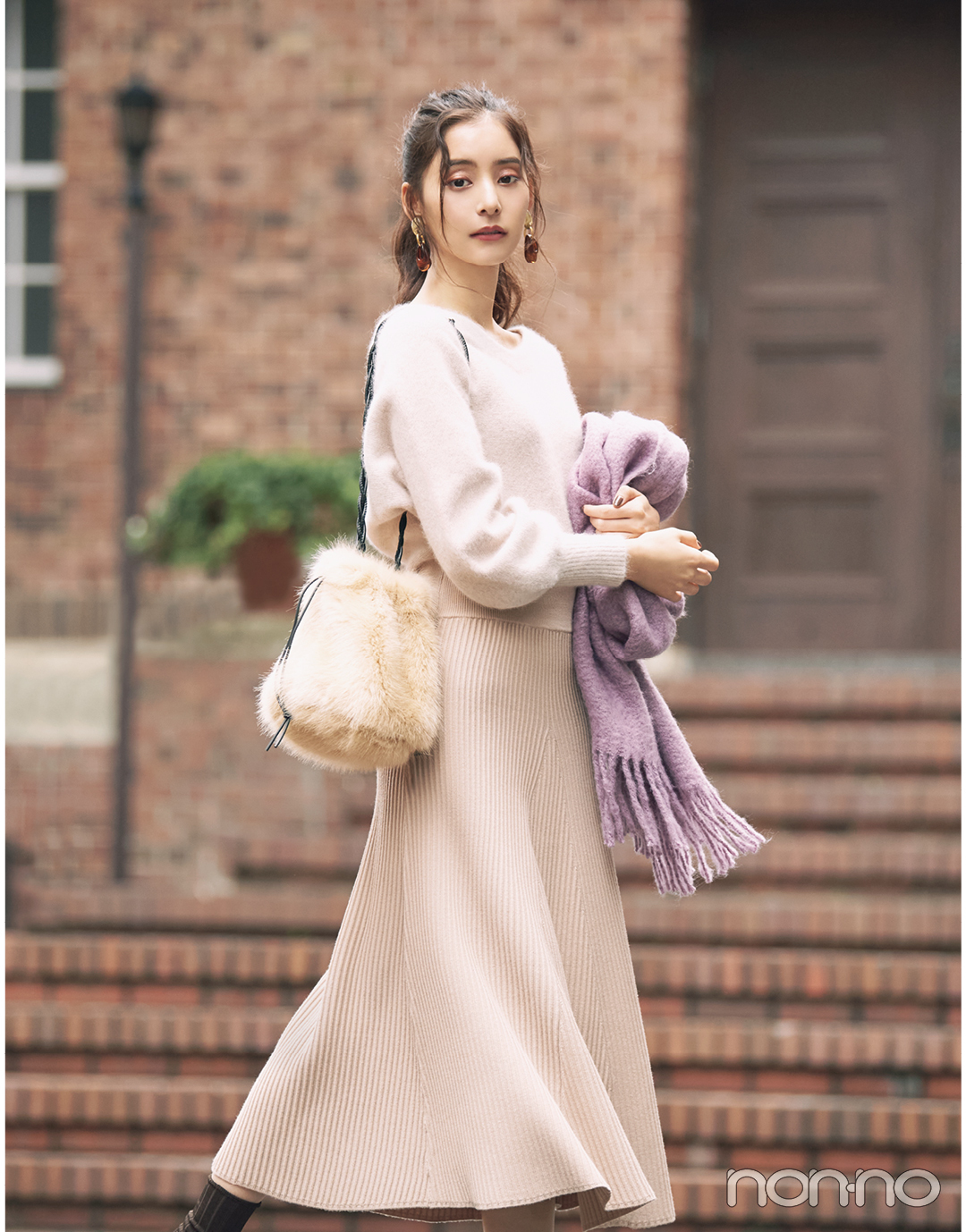 新木優子がナビ 待ち合わせの日のニットワンピース ローリエプレス 新木優子がナビ 待ち合わせの日のニットワンピース ローリエプレス