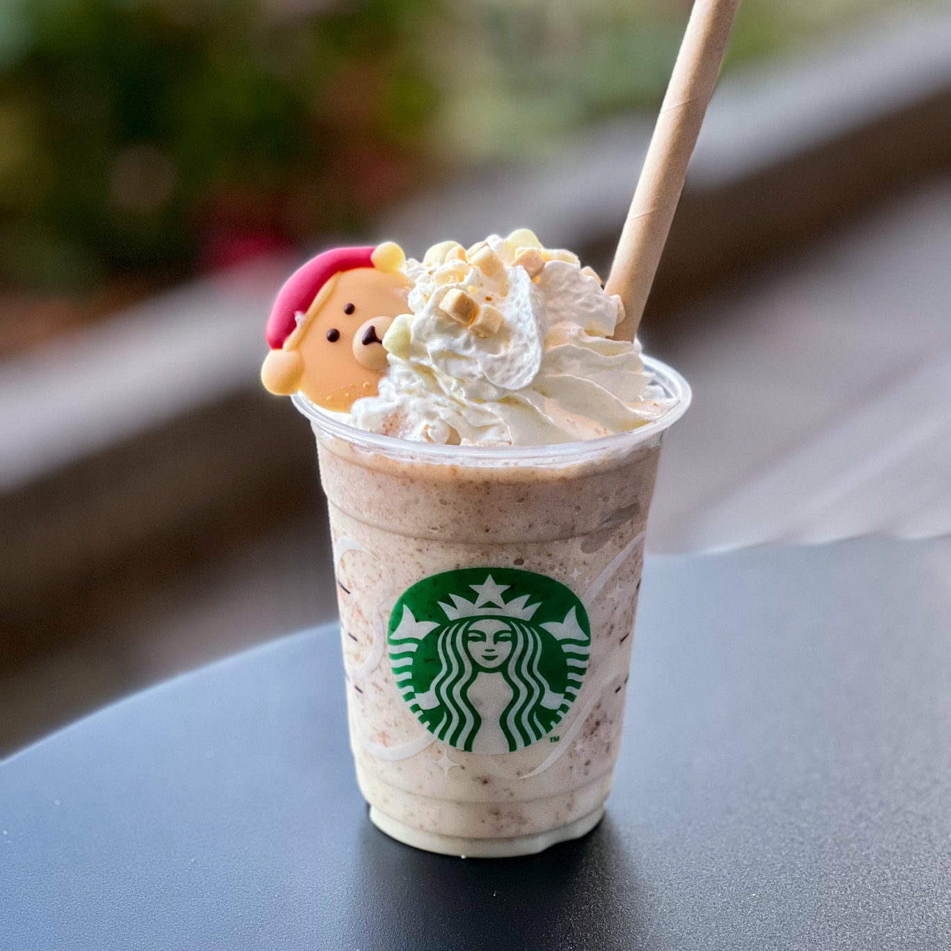 スタバ新作 くまがかわいい サンタ ベアリスタ チョコレートを好きなフラペチーノにトッピング ローリエプレス