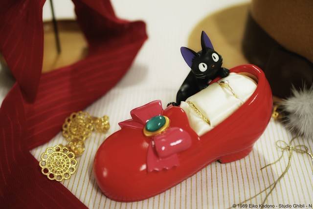魔女の宅急便』リングスタンド登場！ キキが憧れる「赤い靴」が
