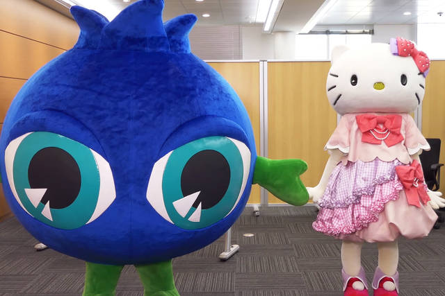 ハローキティ　2005年　フルーツバージョン　ストラップ　ブルーベリー ハローキティ』が『ブルブルくん』と遂にコラボ実現！ 限定グッズや