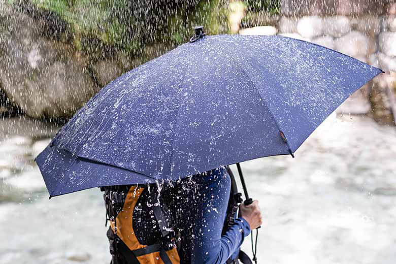 雨の日の背中びしょ濡れ問題 解決 リュック派必携な傘がドイツから 年3月28日 エキサイトニュース 雨の日の背中びしょ濡れ問題 解決 リュック派必携な傘がドイツから 年3月28日 エキサイトニュース