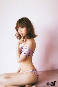 指原莉乃、念願の“女性誌でおしゃれ水着”実現　赤ワンピースやオフショルビキニ着こなす