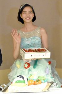 のん、岩手県知事と一夜限りの“バンド”　夏野菜ドレスで魅了