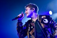 A・マホーン、公演一時中断も狂騒鎮める　ブルゾンちえみも声援