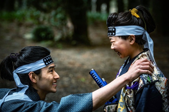 山崎賢人 決闘前に優しい笑顔見せる 映画 狂武蔵 冒頭映像解禁 年8月24日 エキサイトニュース