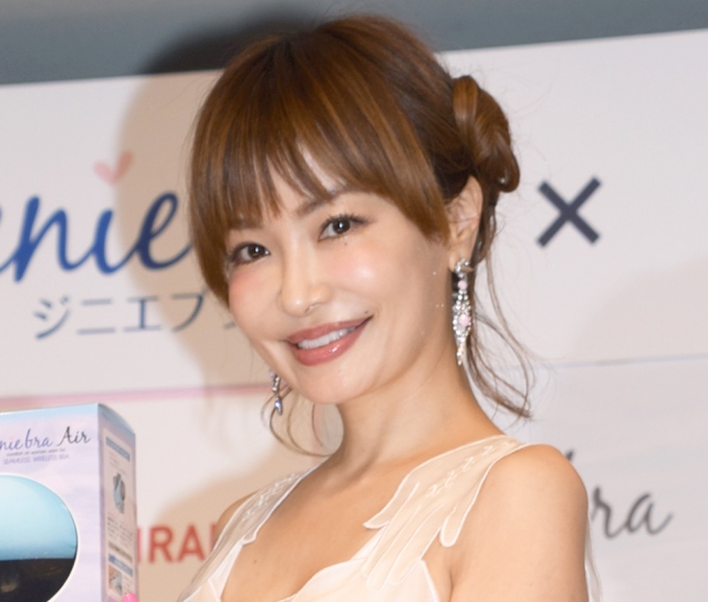 平子理沙 ピンクヘアに大胆イメチェン お人形さんだ とても 49歳には見えません 年10月日 エキサイトニュース