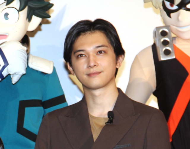 吉沢亮『ヒロアカ』キャラ意識した"汚いサイン"に苦笑い「本気で書けばきれいですから！」　キャスト陣がフォロー (2021年8月7日) - Vimarsana News