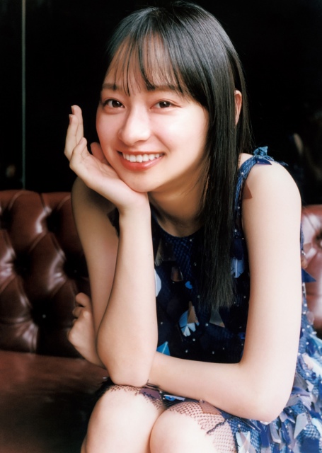 日向坂46影山優佳、シースルー衣装から素足をチラリ　普段と違うミステリアス・グラビア (2021年8月19日) - Vimarsana News
