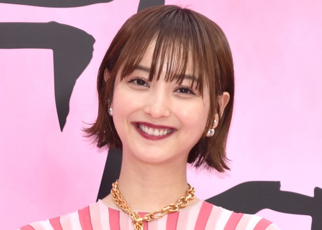佐々木希 くるくるパーマヘア おでこ出し姿披露 昭和感 凄すぎ 別人に見える 美しい 21年9月9日 エキサイトニュース