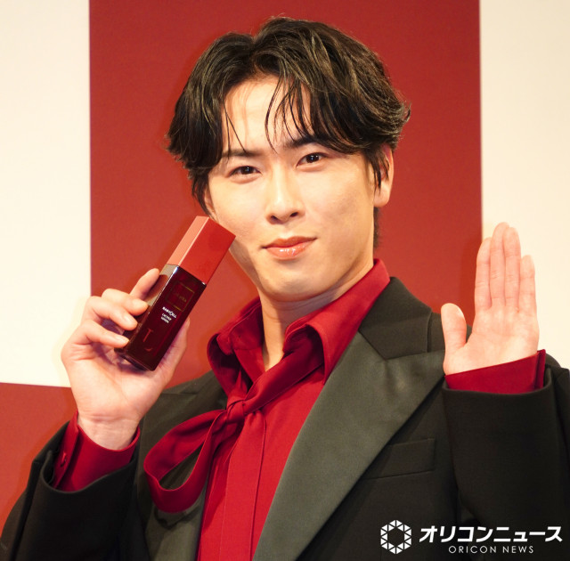 Snow Man宮舘涼太、新CMで“ナチュラルな自分自身”を表現 語学への意欲
