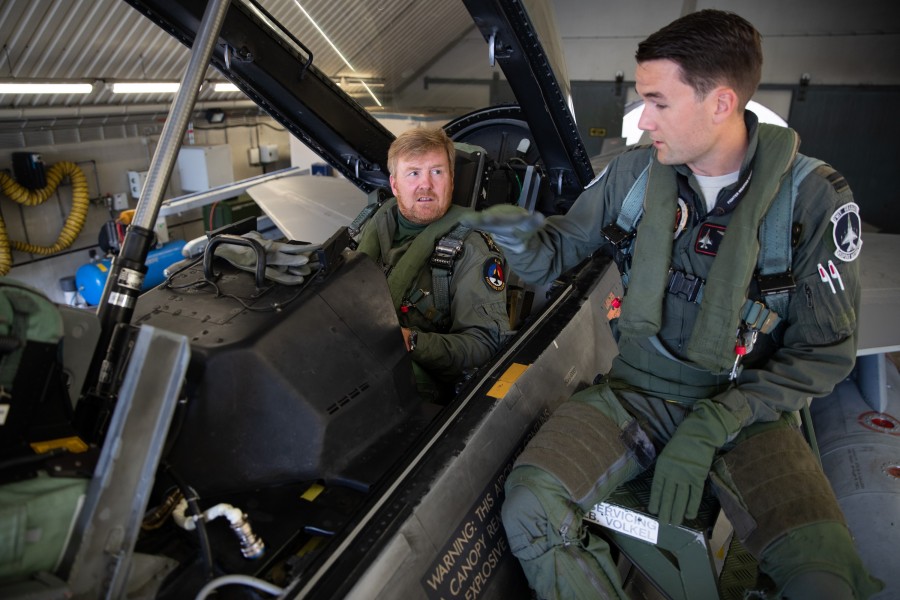オランダ国王 空軍f 16の飛行訓練に参加 年7月12日 エキサイトニュース
