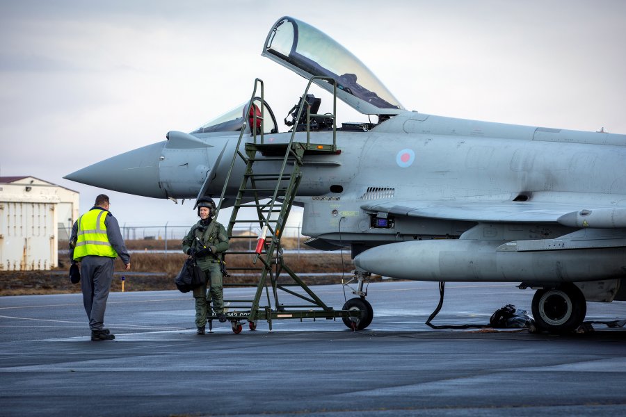 イギリス空軍戦闘機 初のアイスランド防空に着任 19年11月15日 エキサイトニュース