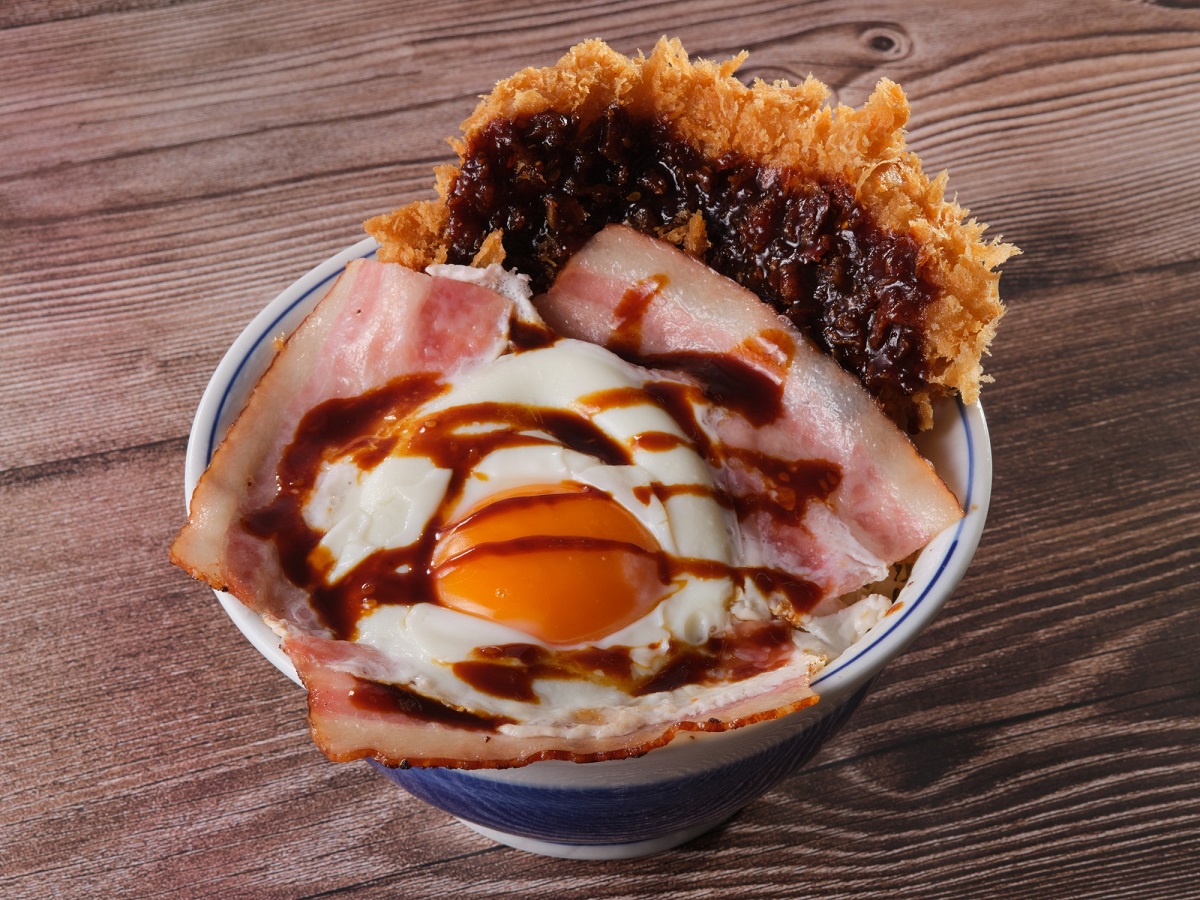 朝ごはんみたいな ベーコンエッグソースカツ丼 かつやが期間限定販売 22年7月22日 エキサイトニュース