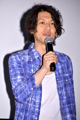 本当にひどい話でしたね 笑 映画 コープスパーティー 舞台挨拶で原作者 外道淫 は終始にんまり顔 15年8月4日 エキサイトニュース