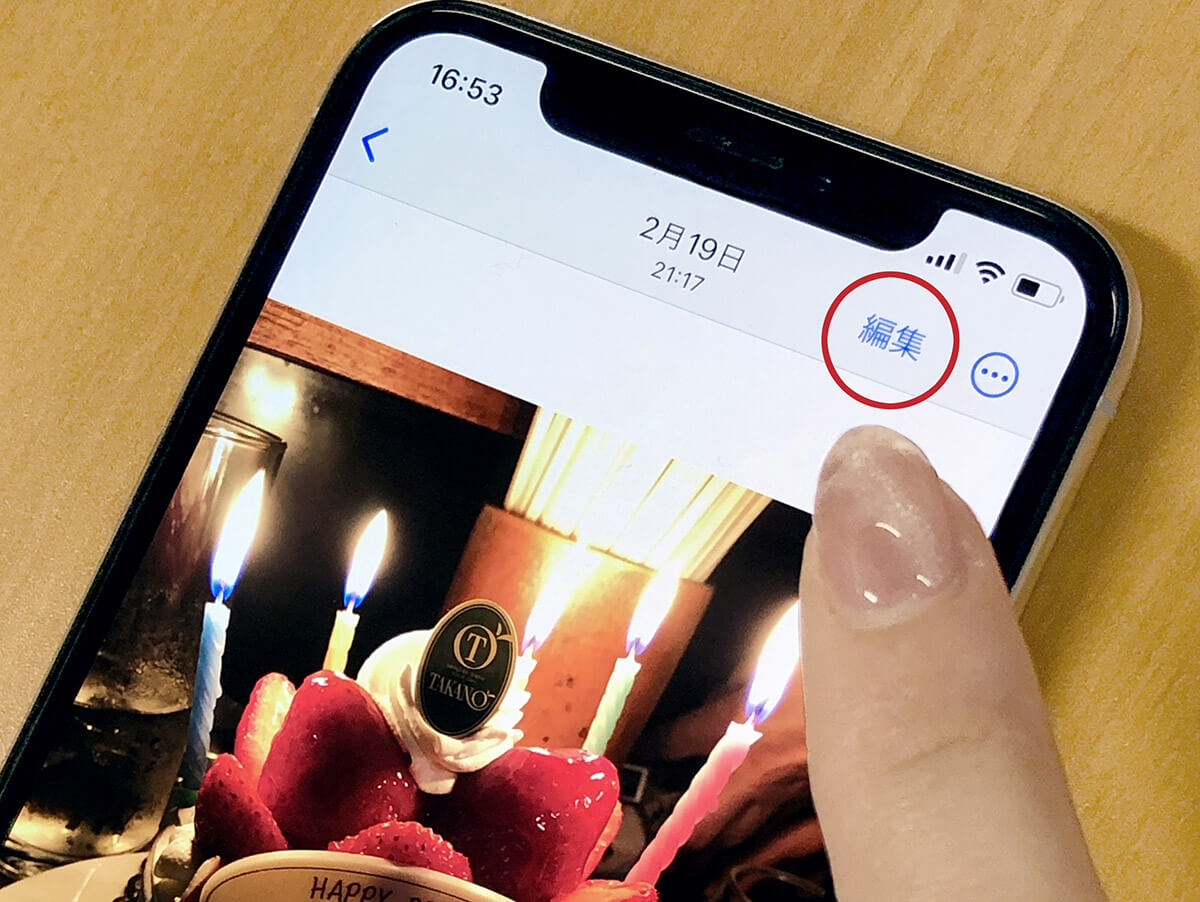 新しい画像で示されたiPhone 16 Proのホワイト、グレー、ダークブラックのカラー