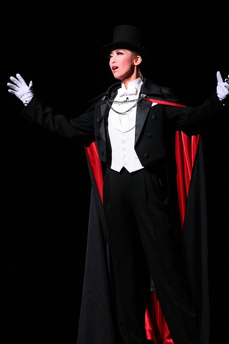 宝塚月組 龍真咲 トップ就任後初のオリジナル作品で怪盗紳士ルパンを熱演 13年9月2日 エキサイトニュース