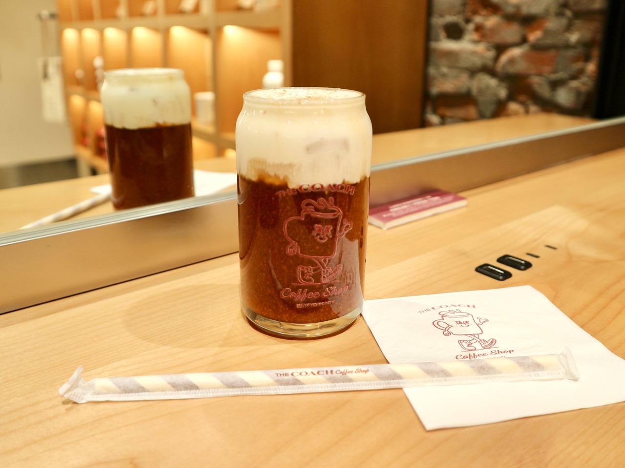 台湾　COACH Coffee Shop Play ポーチ　18×26cm 台北にあるCOACHのカフェで限定ドリンクやスイーツを♡【#台湾女子旅や