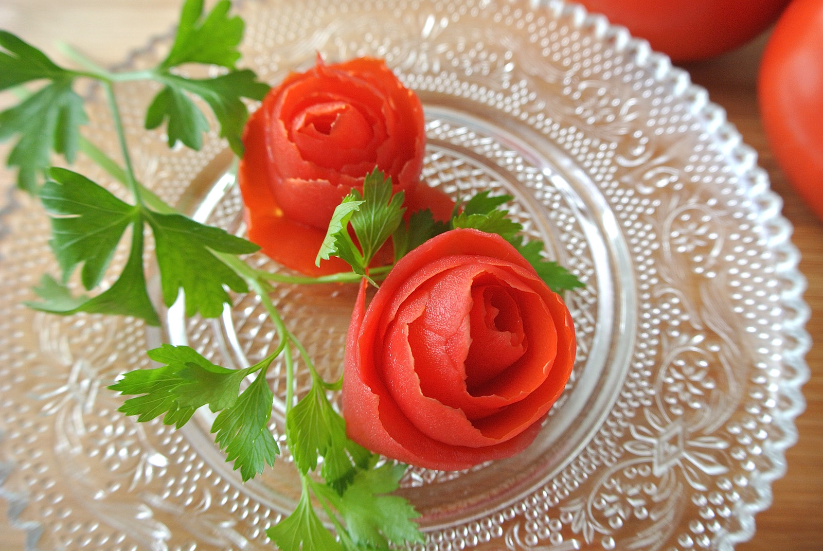 トマトで作るオトメ華麗なバラ ロマンチックなトマトの飾り切りができるワザはこれだよー 17年8月11日 エキサイトニュース