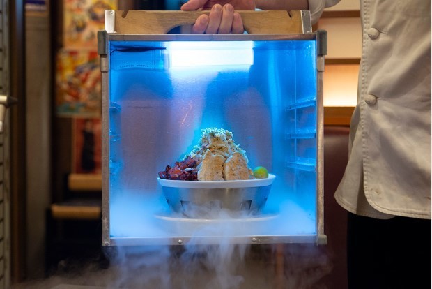 クセがスゴい カラオケパセラに二郎系ラーメン 冷やしパ郎 が登場 ブルーに光る岡持ちから冷えっ冷えのラーメンが登場します 18年8月3日 エキサイトニュース