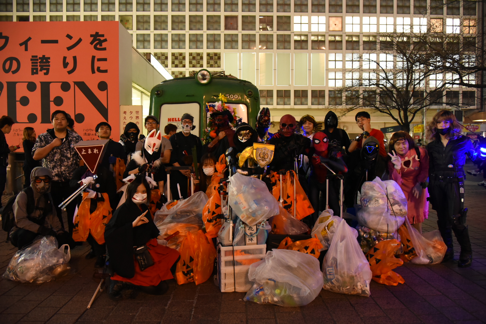 渋谷ハロウィン後に 早朝清掃 してくれるヒーロー求む 仮装姿でゴミ拾いを続ける団体 Nexus Forever に話をきいてみた 19年10月31日 エキサイトニュース