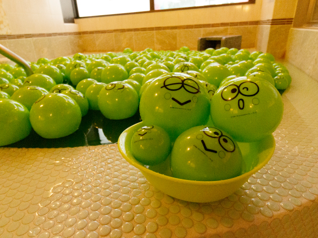 5000個のけろっぴボールが浮かぶ けろけろけろっぴ 極楽湯のコラボ第2弾がスタート コラボ風呂 のインパクトがすんごいよ 年2月13日 エキサイトニュース