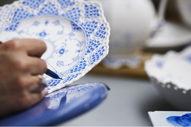 ロイヤル コペンハーゲン】ペインターの絵付けの技を間近で体験できる