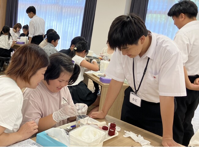親子の口紅づくり実験、地元高校生がサポート (2024年8月9日) - エキサイトニュース