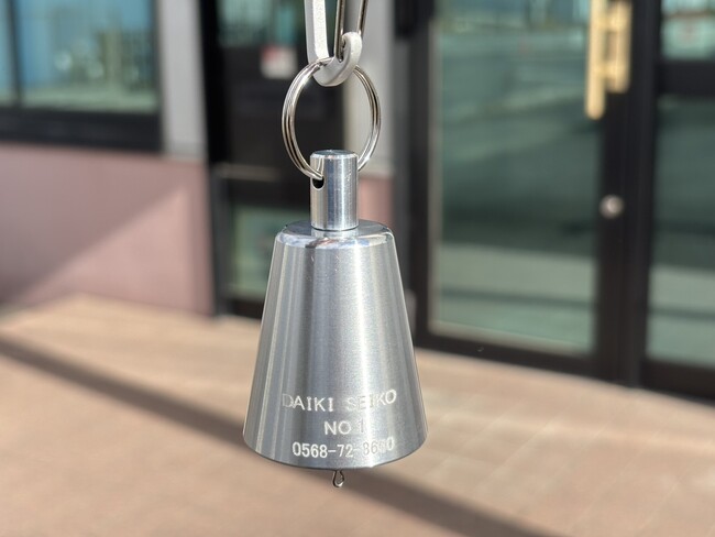 ダイキ精工、熊被害の拡大を受け”名入れ”をした「働く人用熊鈴セット