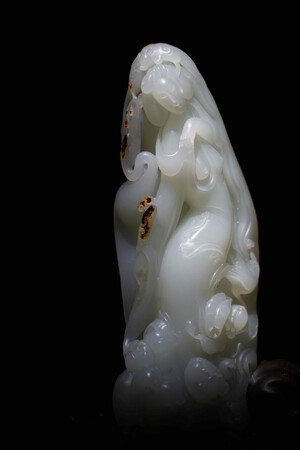 銀座 蔦屋書店】ホータン玉や水晶を素材に彫刻作品を手掛ける呉徳昇の