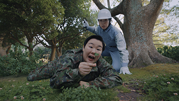 クラフトボス」新TV-CM やす子さんが”ほふく前進”で豪華俳優陣を翻弄
