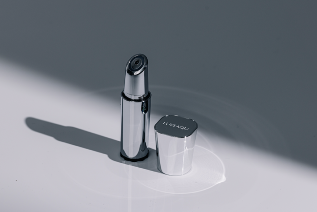 éclat RE001 美顔器 ブラック・ゴールド 史上最小※1 クラス】目元・口元に特化した導入美顔器「ルリーク