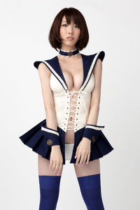 現代写真家・須崎祐次が撮りおろしたポップで危険な“コスプレ”写真展 