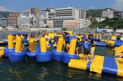 熱海に巨大ビーチアスレチック新登場 2015年7月22日 エキサイトニュース