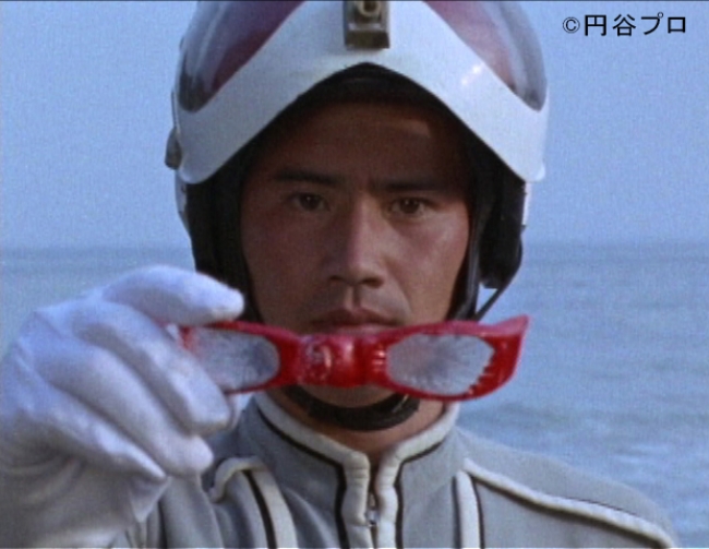 ウルトラセブン』モロボシ・ダンの変身シーンを日常的に再現するシニア